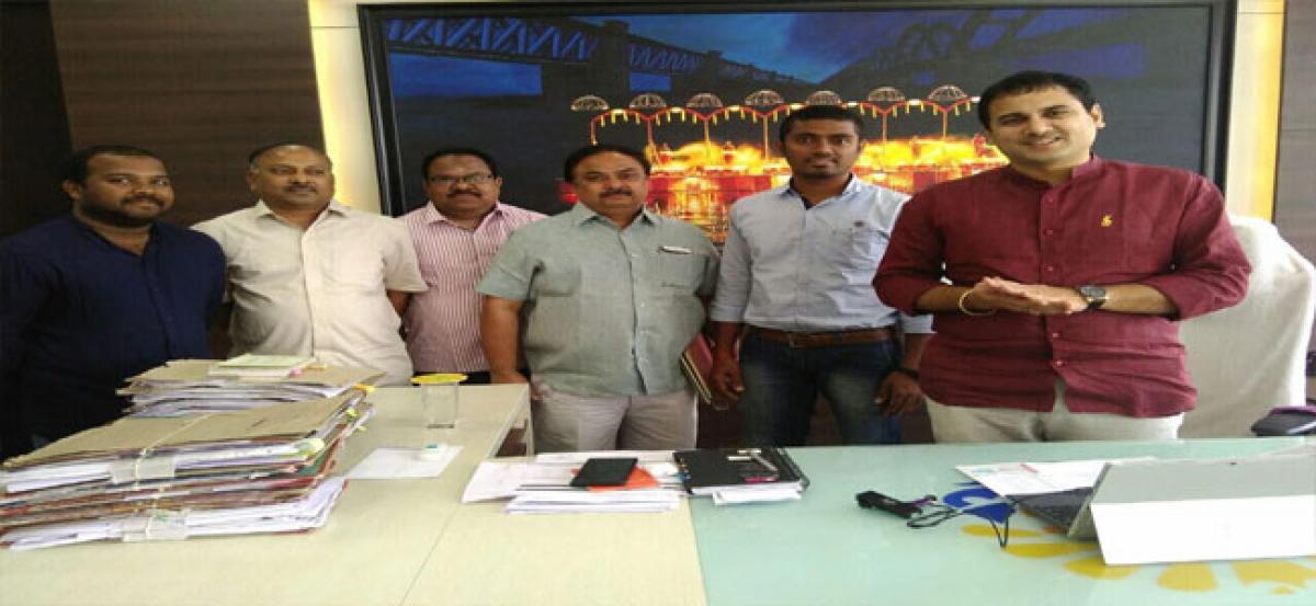 Swachh Sarvekshan team members with Rajahmundry Commissioner during their visit to the city