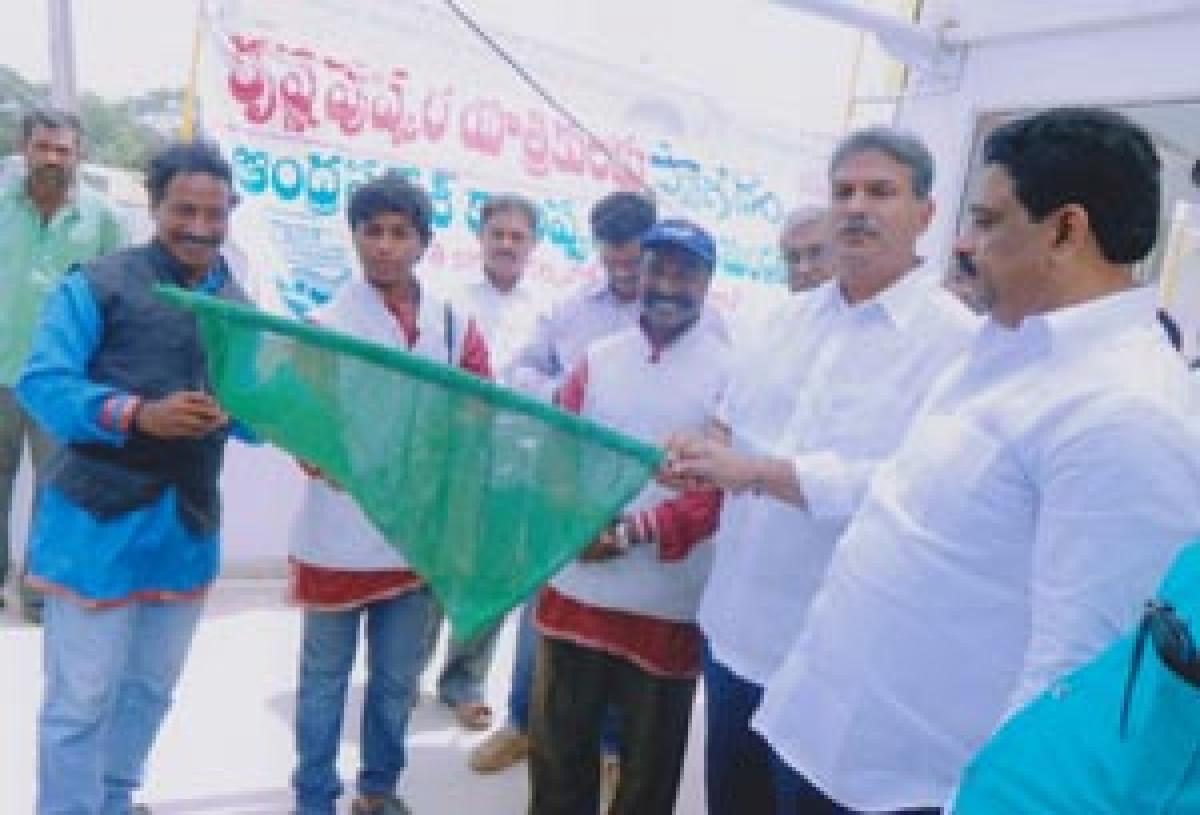 MP Kesineni Srinivas flagging off a Kala Jatha on environmental awareness in Vijayawada on Monday
