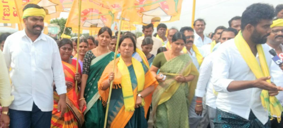 Minister Paritala Sunitha, her son Sriram participating in
a padayatra taken out from Ravindra Ghat to Peruru Project
in Anantapur district on Monday