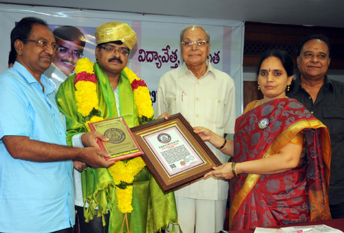 Telugu Book of Records chief coordinator T Kanaka Mahalakshmi presenting a letter of appreciation to Pattabhiram Turlapati. Veteran journalist Turlapati Kutumba Rao ( left) Krishna District Writers  Association general secretary GV Purnachand (right) is also seen 