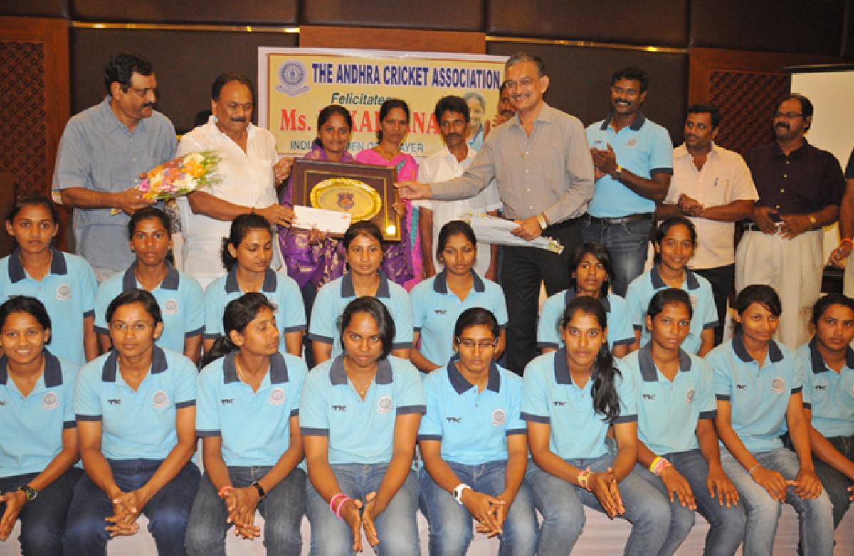 Cricketer R Kalpana who made her One Day International debut against New Zealand, being felicitated by the Andhra Cricket Association (ACA), in Vijayawada, on Sunday. Photo: Ch Venkata Mastan