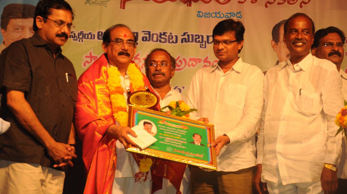 Sumadhura Kalanikethan president Samanthapudi NarsaRaju  Dr Mural Krishna and  A UpenddaraVarma pregenting   A Subbaraju Memorial award to MC Das in Vijayawada on Sunday 