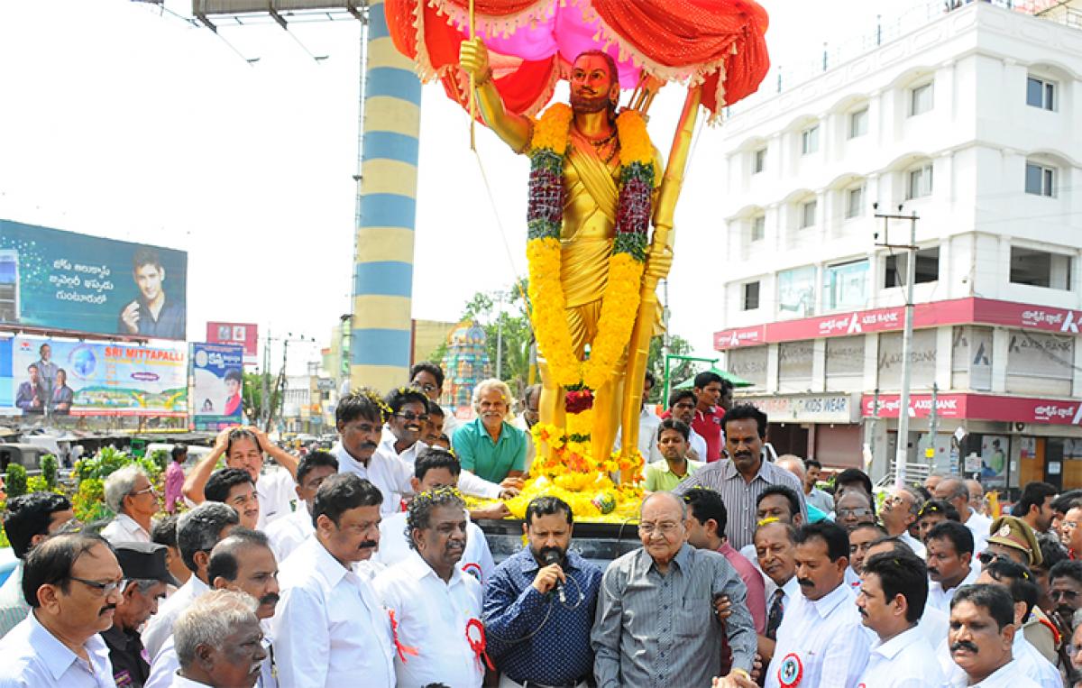  K Vishwanath (centre) unveiling the idol 