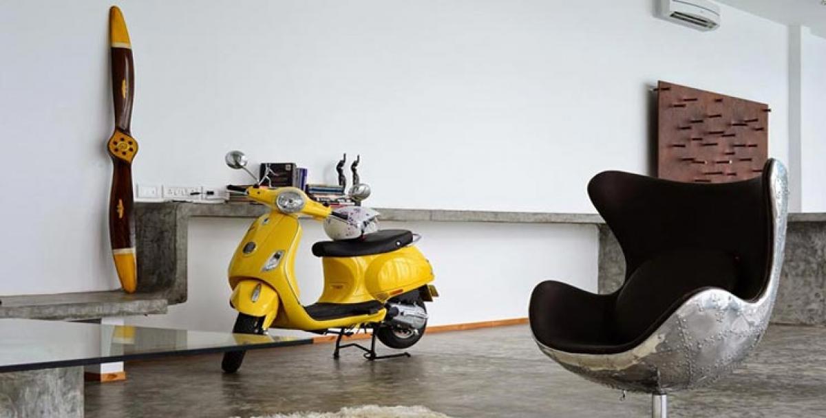 The living room, dining, kitchen and bar counter are located in a single space giving it a loft-like vibe. One wall of this area is completely transparent, adding the perfect view to your Sunday brunch.