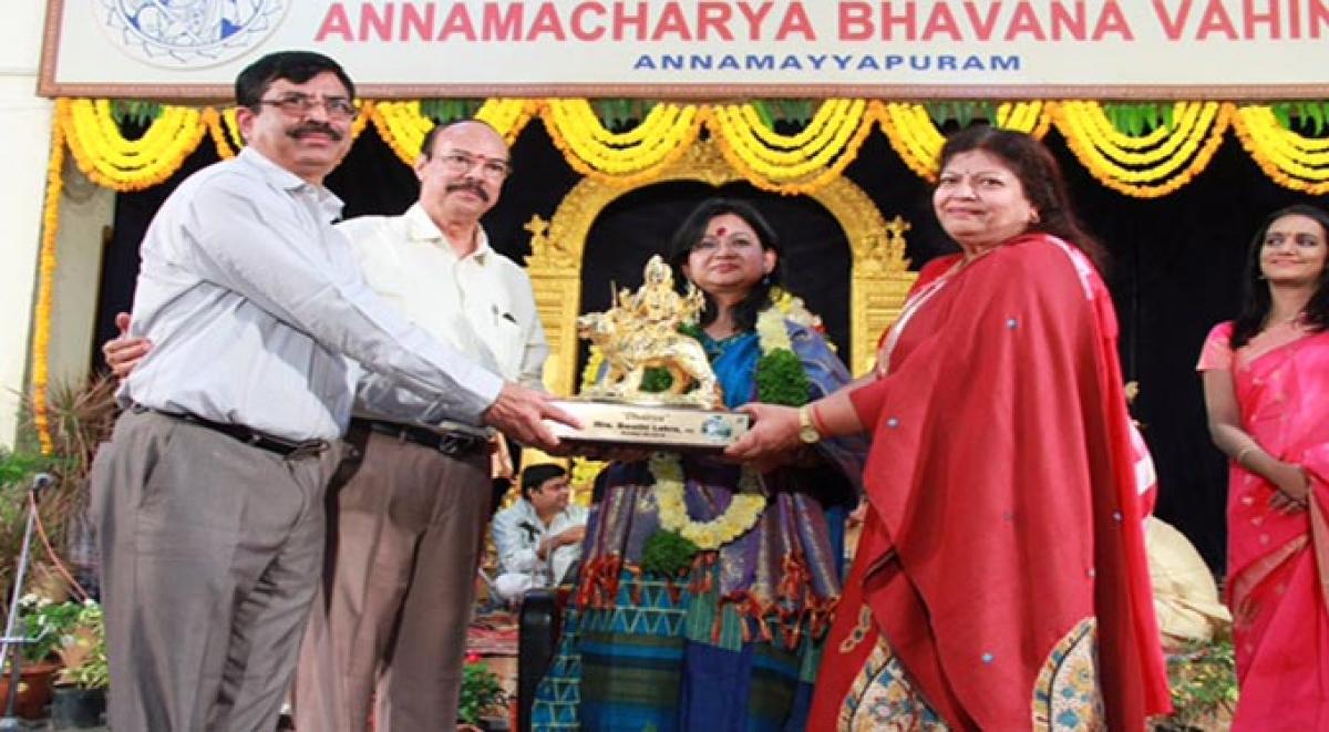 The Additional Commissioner of Police (ACP), Swati Lakra receiving the &lsquo;Dhairya&rsquo; award presented by Annamacharya Bhavana Vahini. 