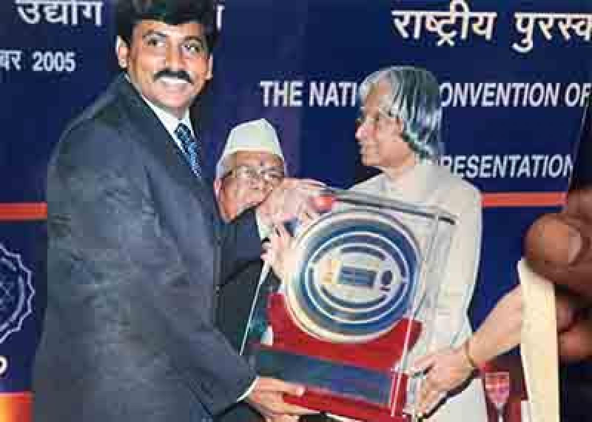 Prasad receiving the Best Artist Award for Fiber Statues from late President, APJ Abdul Kalam.