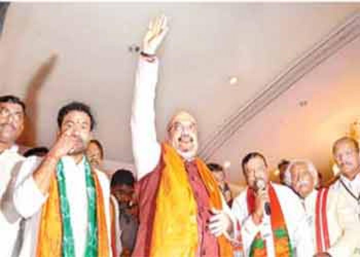 BJP national president Amit Shah with Telangana BJP leaders at a meeting in Hyderabad (File Photo)