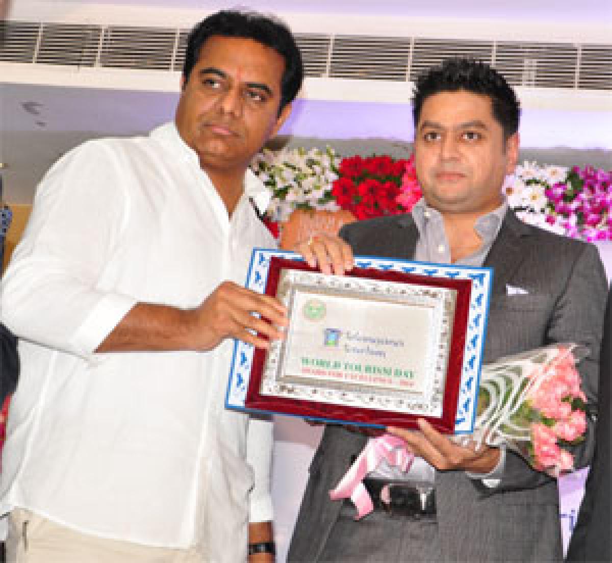 Amar Ohri Receiving award from MR. KT Rama Rao, Minister for IT & Panchayati Raj Govt of Telangana- for Ohris Rubaiyat