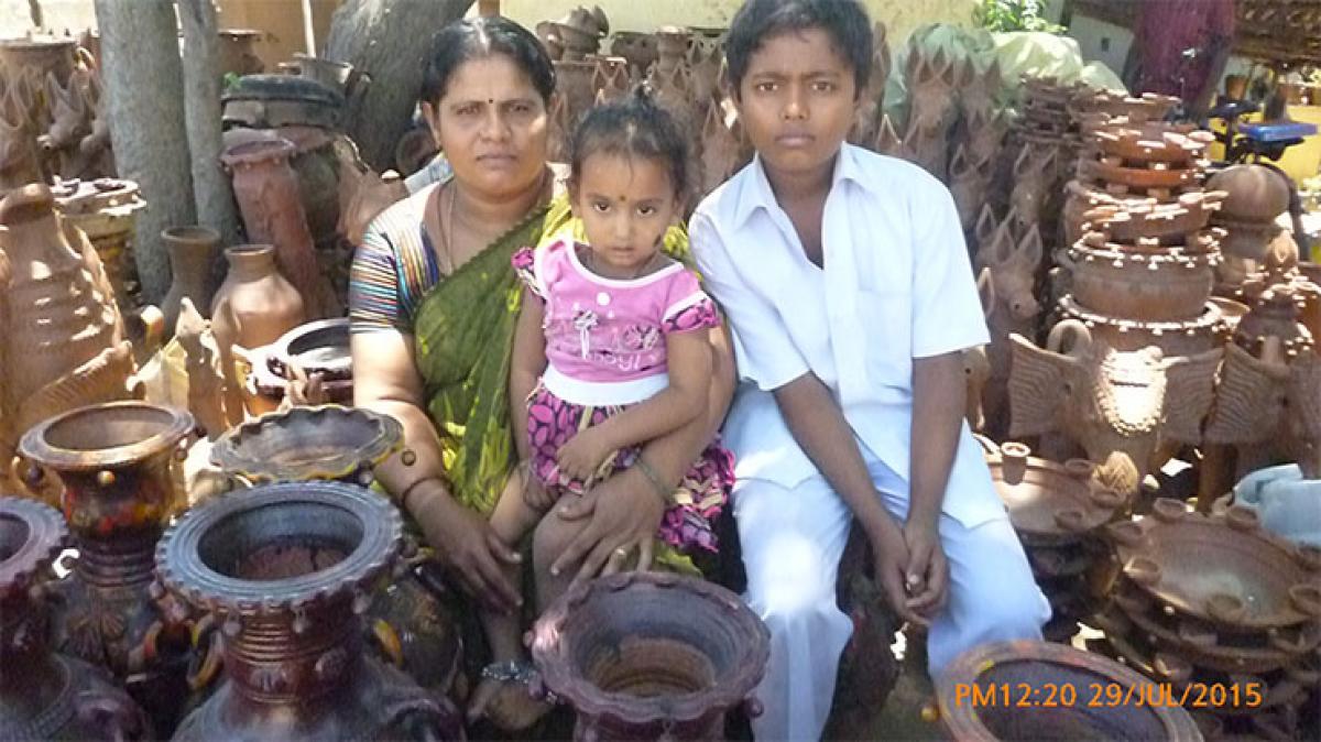Ramakrishna&rsquo;s family selling pottery at Palamaner