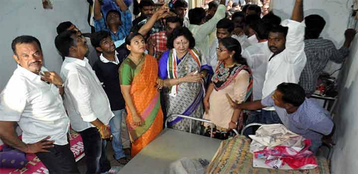 Congress MLAs’ J Geetha Reddy, Komatireddy Venkat Reddy and others inspecting facilities in the hostel and mess in the Osmania University in Hyderabad on Friday. Photo: Mir zulfequar Ali