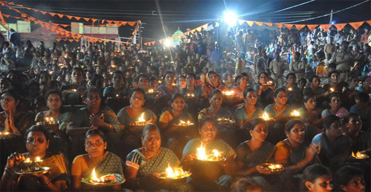 Women offering Maha Harathi to  River Godavari at Kandukurti Triveni Sangamam in Nizamabad district  on Saturday