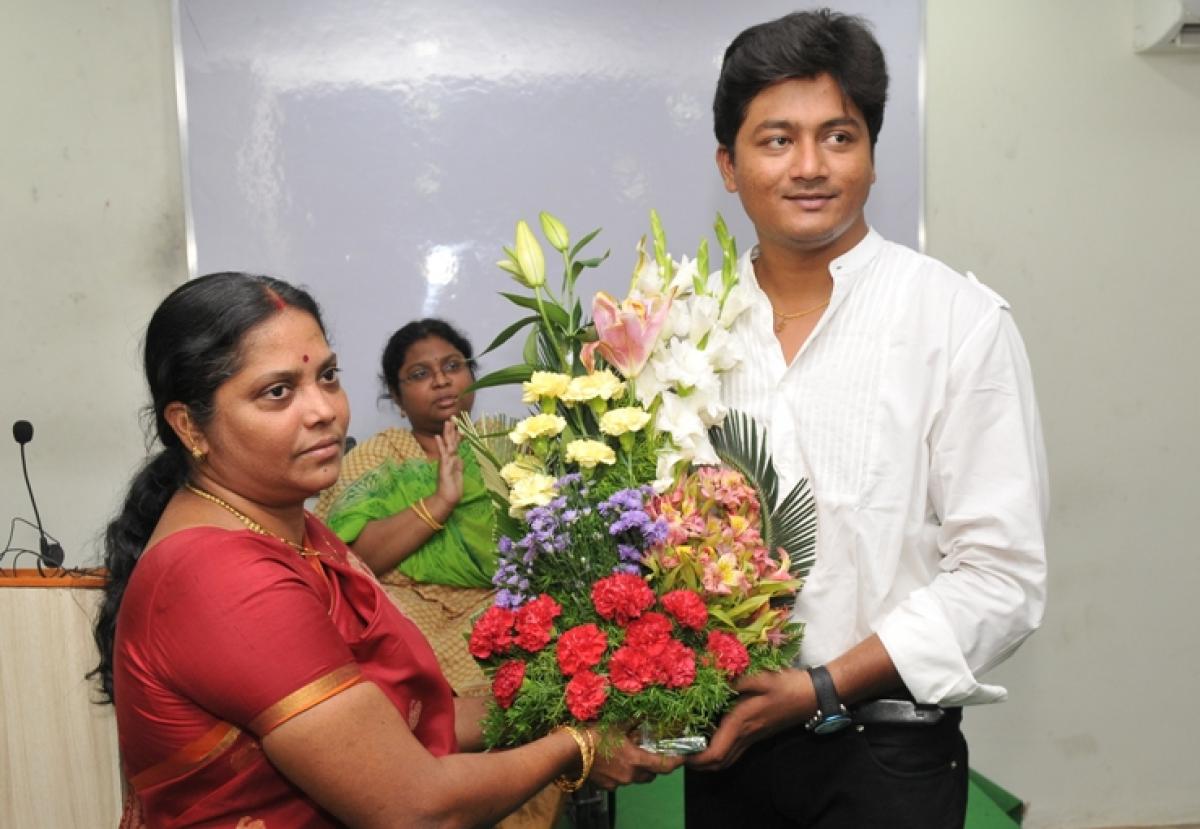 Krishna Teja Mylavarapu being felicitated at Hyderabad by CSB IAS Academy, Director, P Vijaya Rani