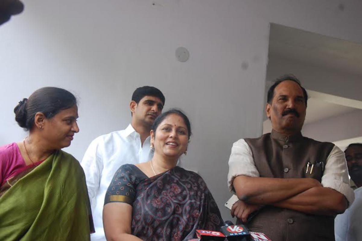 Former Secunderabad MLA Jayasudha addressing the media in Hyderabad on Tuesday. TPCC president  Uttam Kumar Reddy is also seen.