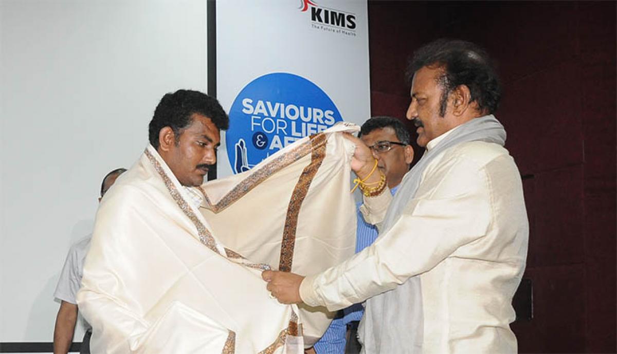 Mohan Babu felicitating a kin of a donor