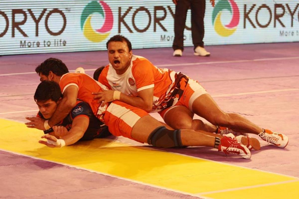 Bengal Warriors Kedar Lal is tackled by two Puneri Paltan defenders in the Pro Kabaddi League at Krantivera Stadium in Bangalore on Thursday 