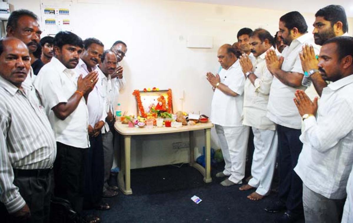 Senior BJP leader Nagam Janardhan Reddy offering prayers after launching his &lsquo;Bachao Telangana Mission at Basheerbagh in Hyderabad on Wednesday 