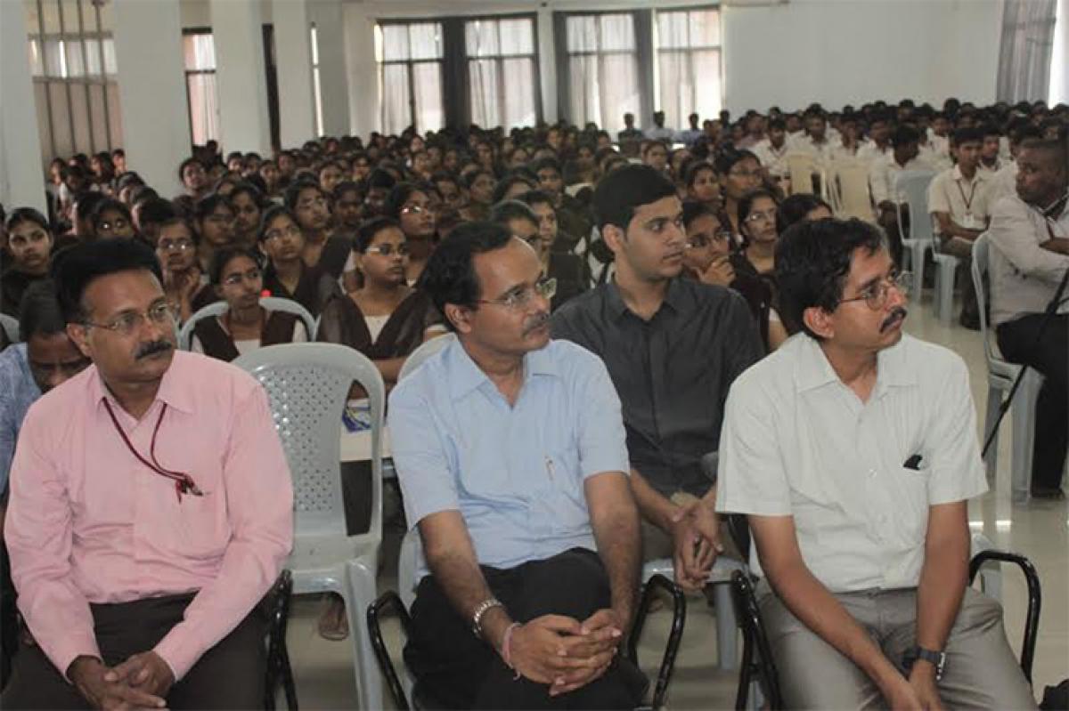 Dr Vijayakrishnan Narayanan, Professor of Pennsylvania State University, USA( Extreme Right) seen with the members of VVIT management