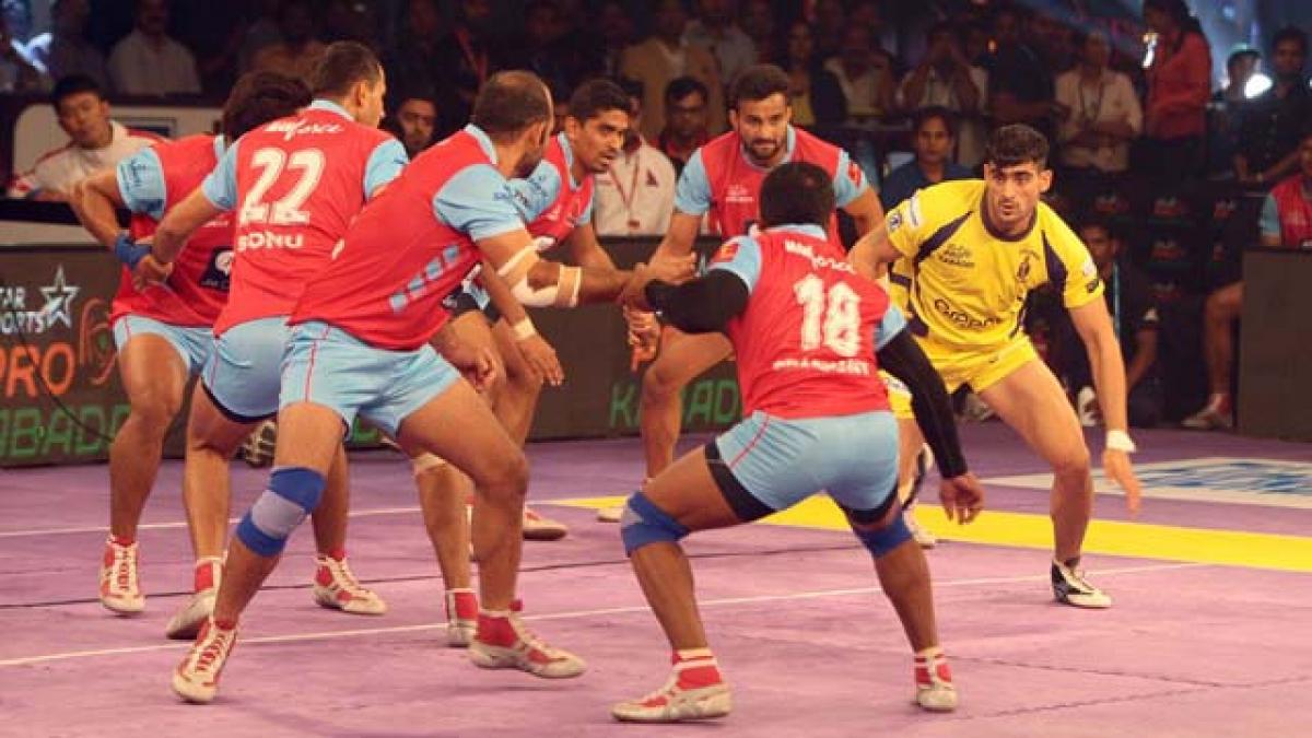 Rahul Chaudhri of Telugu Titans makes a ride against Jaipur Pink Panthers in the Pro Kabaddi League match at Gachibowli Indoor Stadium in Hyderabad on Tuesday. Photo: Hans