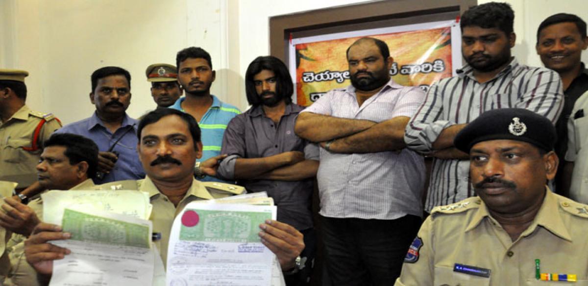 South Zone DCP V Satyanarayana briefs media about the modus operandi of the accused gang on Friday