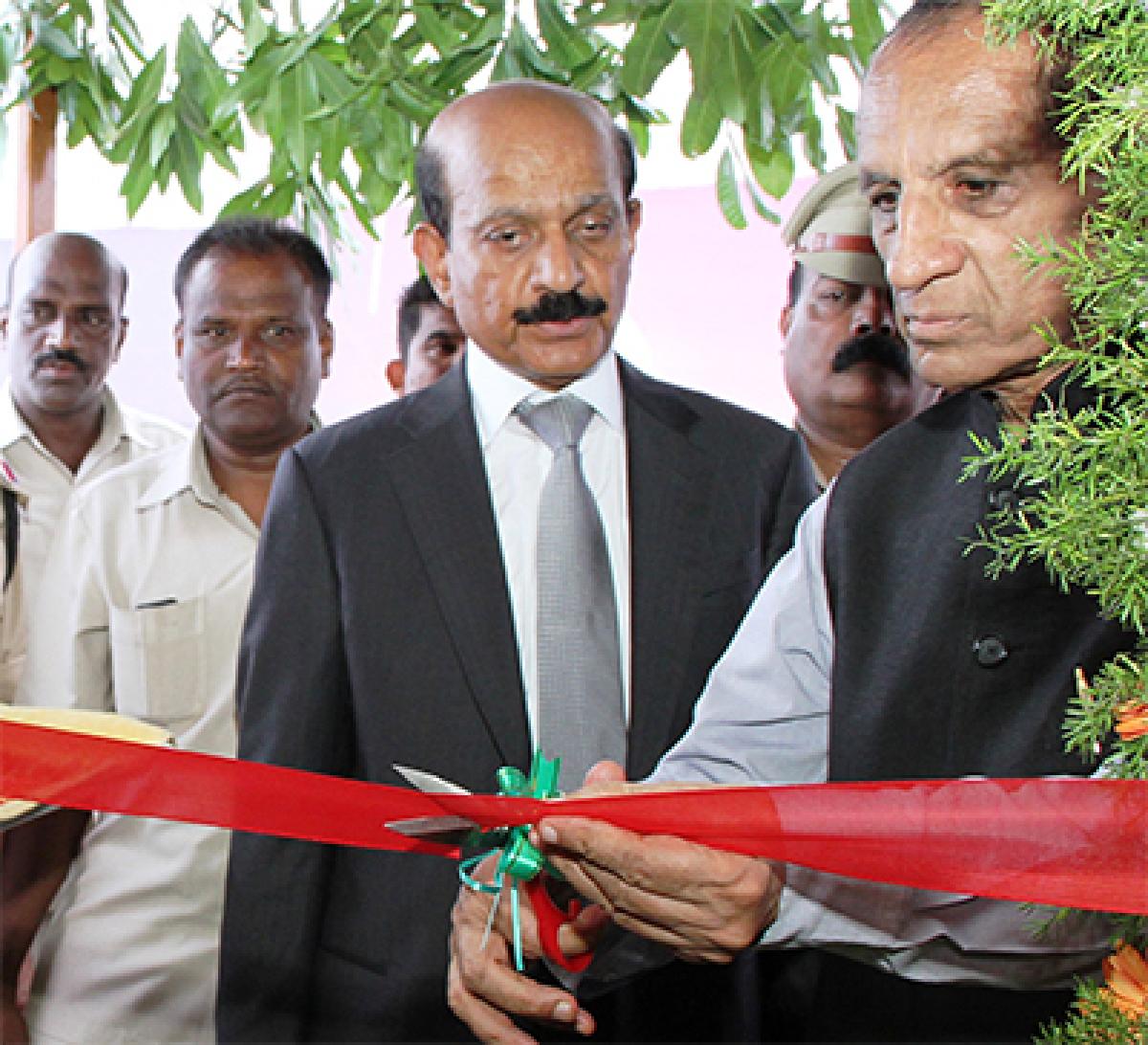 The Governor of Andhra Pradesh and Telangana,  ESL Narasimhan, inaugurating the Digital Library