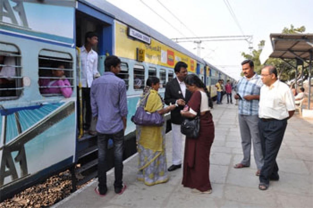 PK Srivastava (centre), GM, SCR launching the iOS version of the app