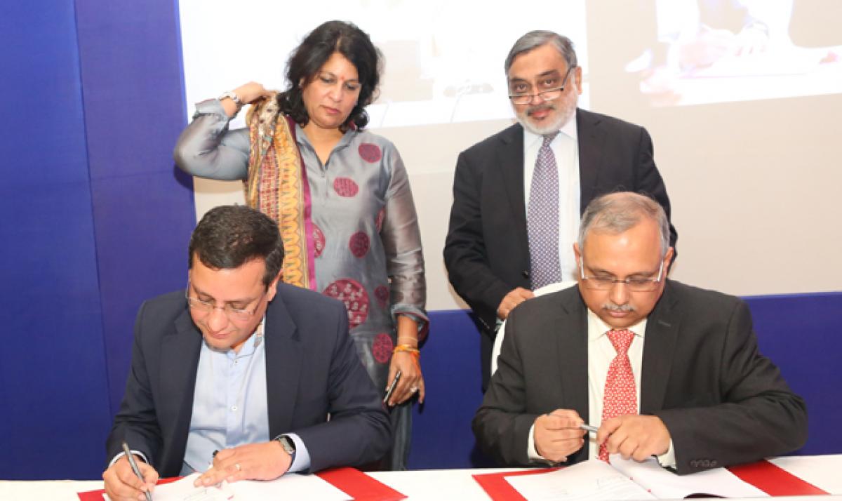 Amit Goenka, Director, Essel Infraprojects and CII Director General Chandrajit Bannerjee signing the MoU to form technical consortium  for Smart City Projects in India