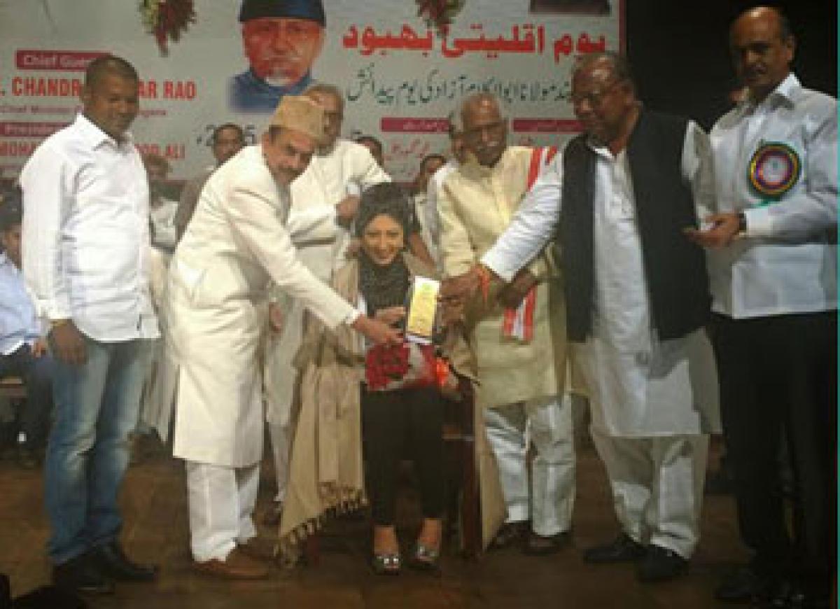 Sameera Aziz being presented an award by Union Minister of State for Labour Bandaru Dattatreya and Telangana's Deputy Chief Minister Mohammed Mehmood Ali