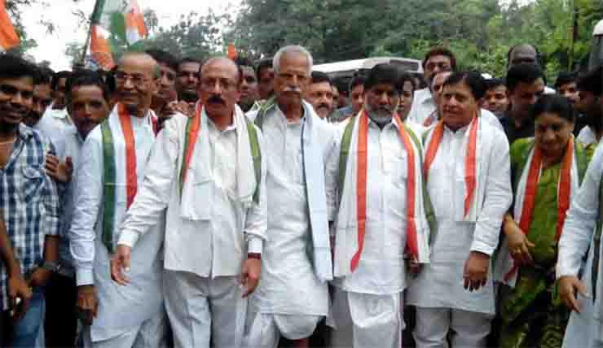 Congress Working President Mallu Batti Vikaramarka (third from right) leading an agitation organised by Kisan Keth Mazdoor Congress at Nizamabad DCC Office on Wednesday. Kisan Wing president Kodanda Reddy and others are seen