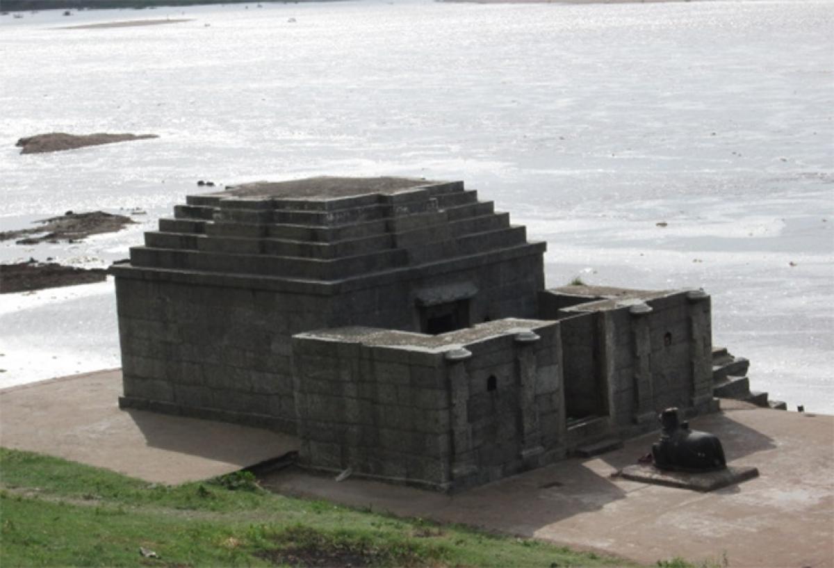 Kandukurti Sivalayam on the banks of River Godavari