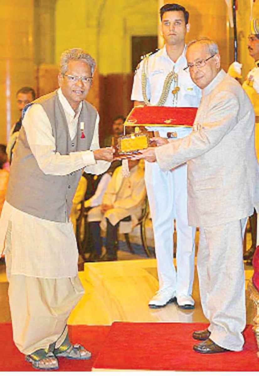 Dwaram Durgaprasad Rao receiving the Sangeet Natak Akademi award