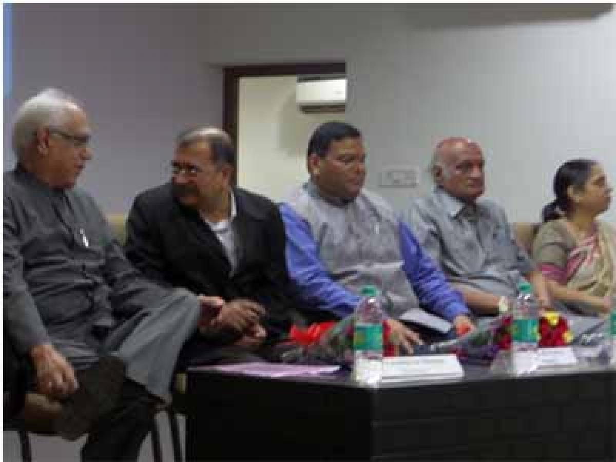 Left to right: Lakshmi Niwas Sharma; Ravindra Modi; Anil Reddy Vennam; Shyamsunder Mundada- Treasurer, MCGM; Dr P Uma  Principal, MCGM