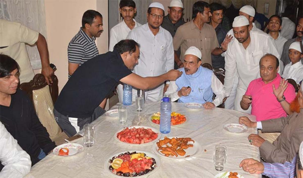 Azharuddin exchanging Ramzan greetings with Telangana Deputy Chief Minister Mohammed Mahmood Ali at 'Daawat-e-Iftar' hosted by India's first dual citizen Iftekhar Shareef at his residence 