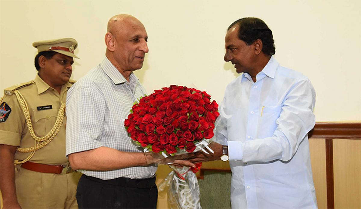 KCR with Governor ESL Narasimhan at Raj Bhavan on Tuesday