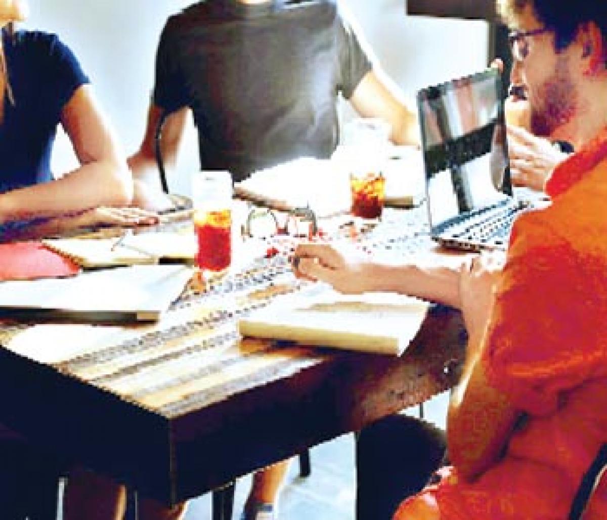 Kanan Gill talking to a girl from Mumbai for his show