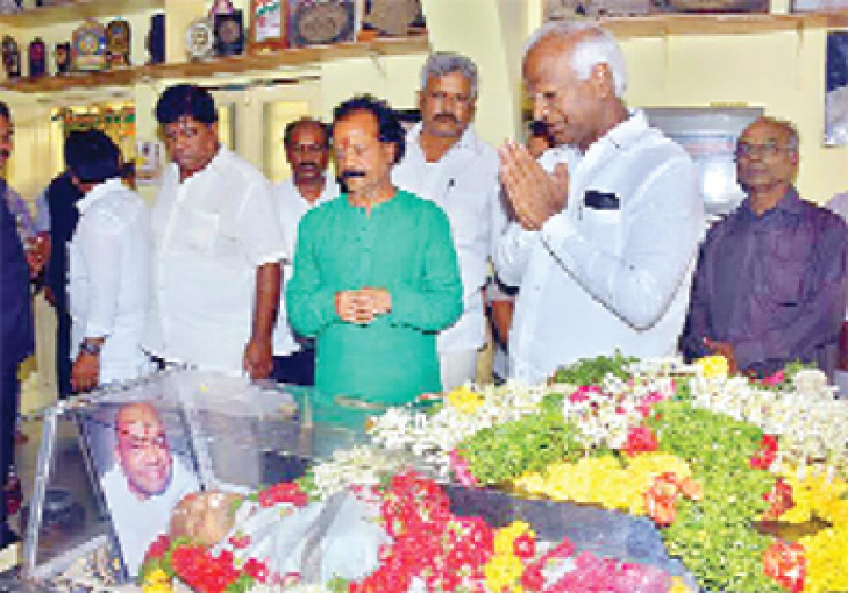 Deputy CM Kadiyam Srihari  paying  tributes  to Dasarathi Rangacharya in Secunderabad on Monday