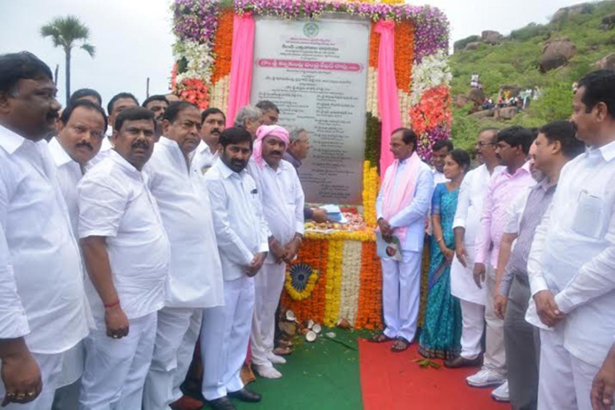 Chief Minister K Chandrashekar Rao with a galaxy of dignitaries after unveiling the plaque of Dindi Lift Irrigation Scheme at Shivannagudem village in Nalgonda district, on Friday