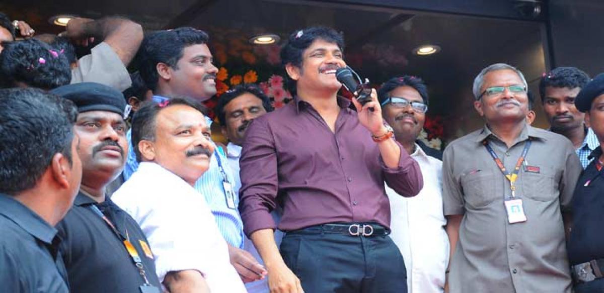 Nagarjuna inaugurating Kalyan Jewellers in Guntur