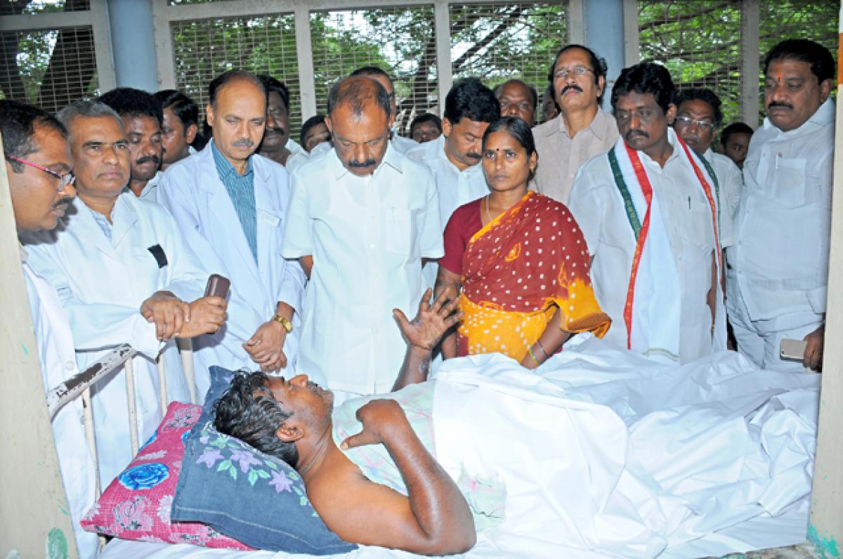 PCC president  Raghuveera Reddy calling on S Durga Prasad, who attempted suicide reportedly for special status, Guntur Government Hospital in Guntur on Sunday