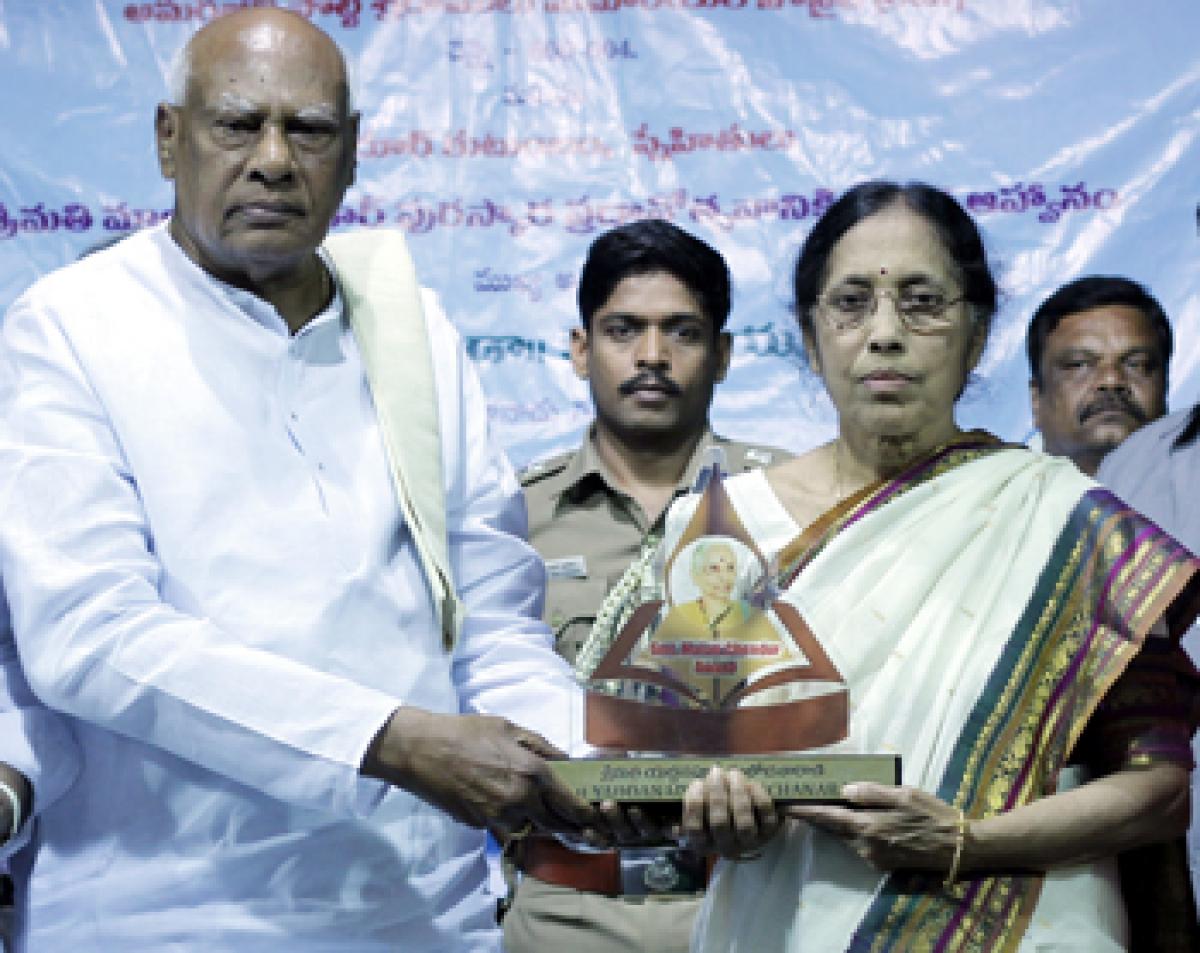 K Rosaiah presenting the award to Yaddanapudi Sulochana Rani 