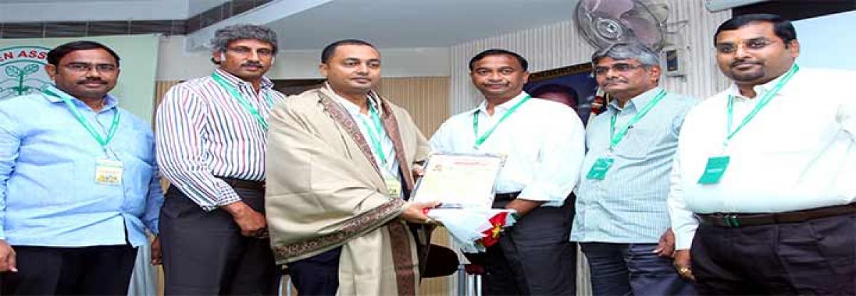 Sameer Padmakar Mulay receiving the award