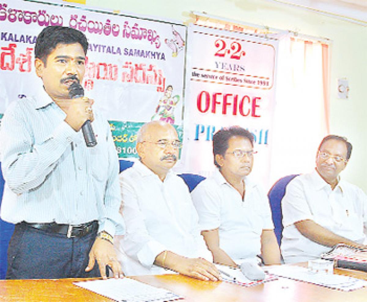 Navyandhra Kalakarulu Rachayitala Samakhya convener S U N Murthy speaking at a State level meeting of the federation in Vijayawada on Sunday (Hans Photo N Kishore)