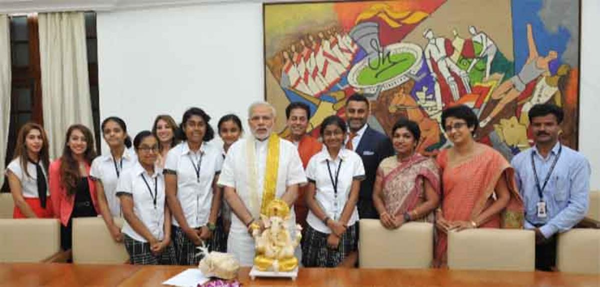 PM Narendra Modi meets Techno-Challenge 2015 winners 