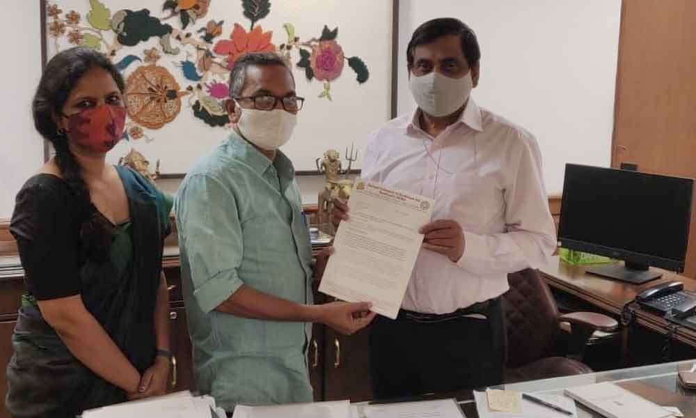 NFHH members Macherla Mohan Rao and Gunjan Jain submitting a memorandum to UP Singh, Secretary of Ministry of Textiles
