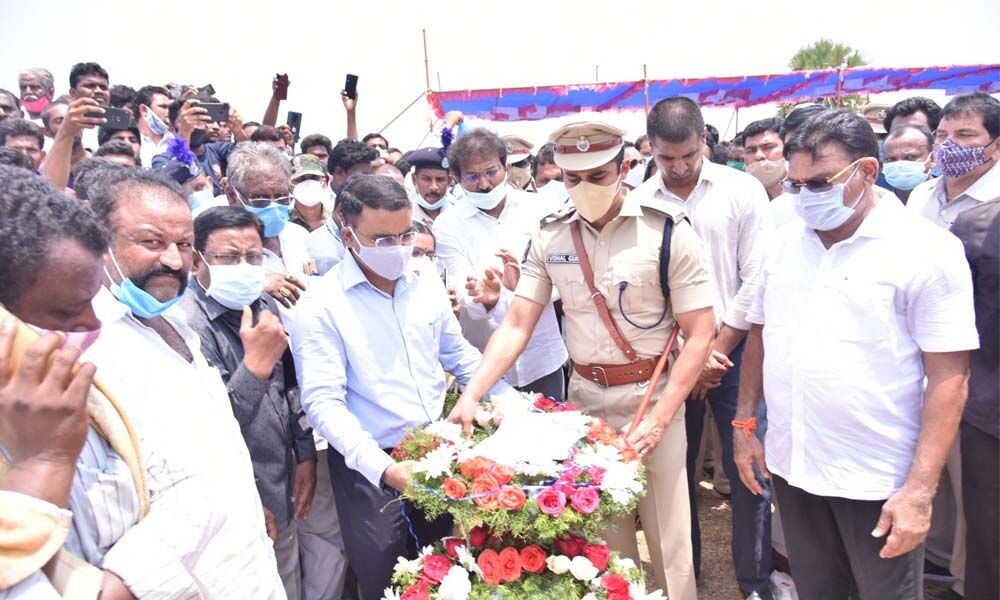District Collector Vivek Yadav, Guntur Rural SP Vishal Gunni paying tributes to CRPF jawan Sakhamuri  Murali Krishna at Gudipudi village crematorium on Tuesday. MP Lavu Sri Krishnadevarayalu also seen