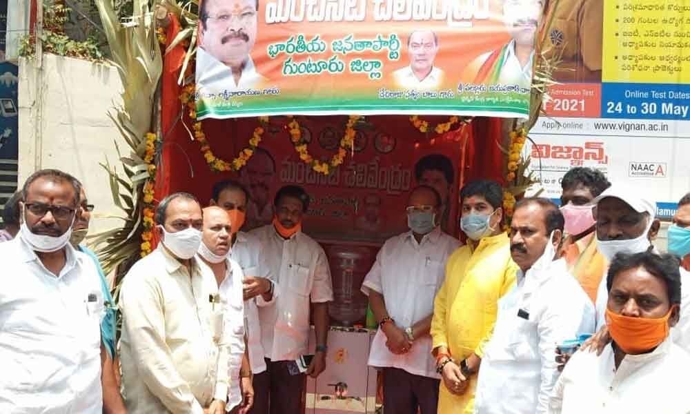 BJP former State president KannaLakshminarayana inaugurating water kiosk in Guntur on Friday
