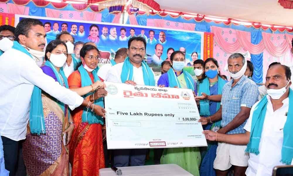 TRS, only govt to implement Rythu Bhima: MLA Ravi Shankar TRS, only govt to implement Rythu Bhima: MLA Ravi Shankar