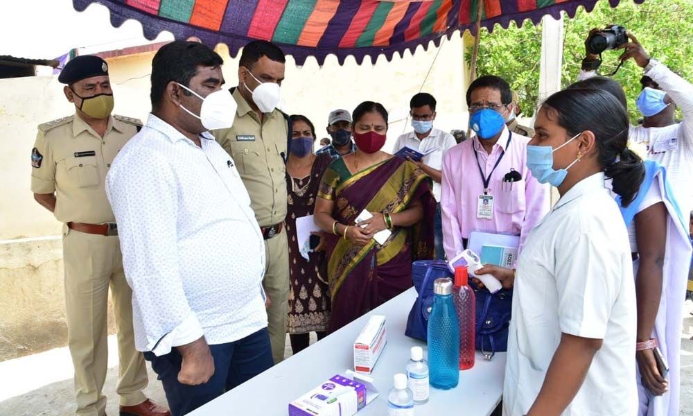 District Collector G Veera Pandiyan along with SP Dr Fakkeerappa Kaginelli inspecting a polling centre in Kurnool on Thursday.