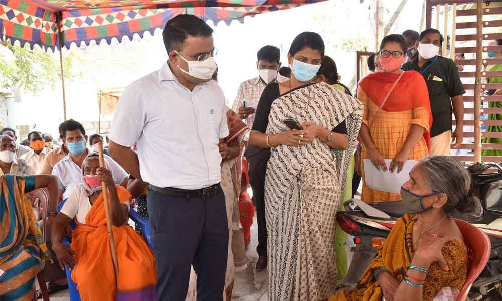 District Collector Vivek Yadav, Joint Collector P Prasanti, Mayor Kavati Manohar Naidu inspecting Covid-19 vaccination process at ward secretariat in Guntur