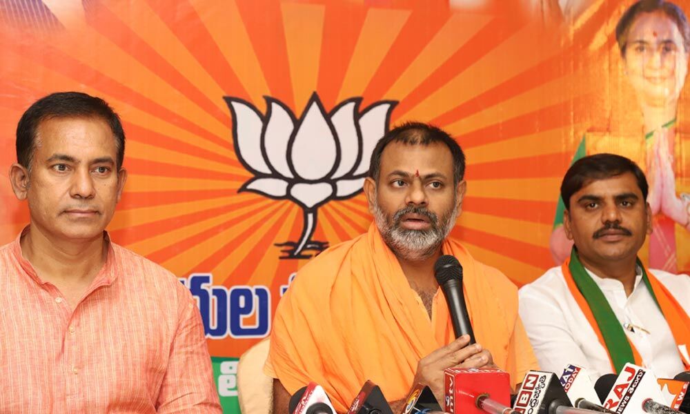 Sri Peetam Peetadhipathi Swamy Paripoornanda addressing the media in Tirupati on Thursday