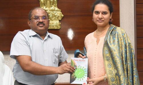 Collector Md Imtiaz felicitating Koneru Humpy in Vijayawada on Tuesday